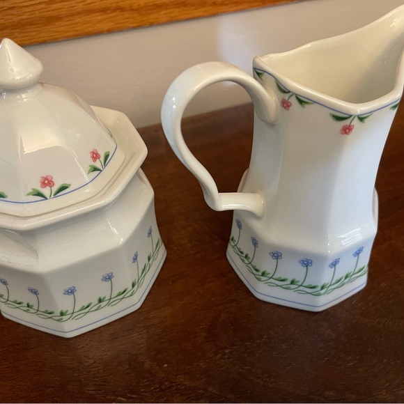 Christopher Stuart creamer and sugar bowl.  Spring flowers. - Picture 2 of 6